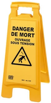 Balise jaune pliante. Message "DANGER DE MORT OUVRAGE SOUS TENSION" noir sur fond jaune Usage extérieur et intérieur. Poignée de transport ergonomique. Clip de maintien en position ouverte. Crochets latéraux pr chaîne plastique.