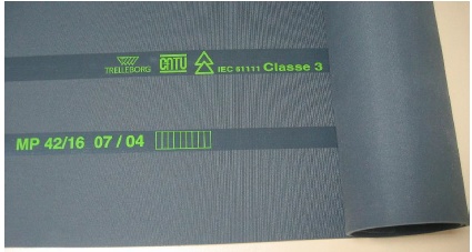 Tapis isolant individuel. Classe 0 et catégorie "C", conforme IEC 61111. Epaisseur 2 mm. 1 m x 1 m. Umax: 1000 V a.c.-1500 V d.c. 3 kg. Sans halogène et conforme REACH et RoHS2.