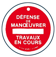 Macaron de consignation. Matière plastique, fond rouge. 2 modes de fixation : suspension trou Ø 10 mm ou magnétisme sur support métallique. Marquage texte : "DEFENSE DE MANUVRER / TRAVAUX EN COURS". 1 zone d'identification de l'opérateur